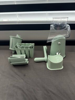 LED'Affaires Mint Green Rotary Vegetable Slicer & Grater + Cheese Grater Zoodles